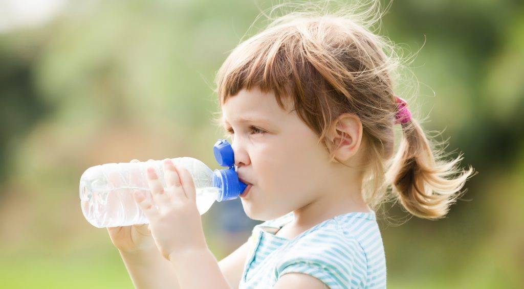 Faire boire de l'eau à son enfant : 5 astuces de pro !
