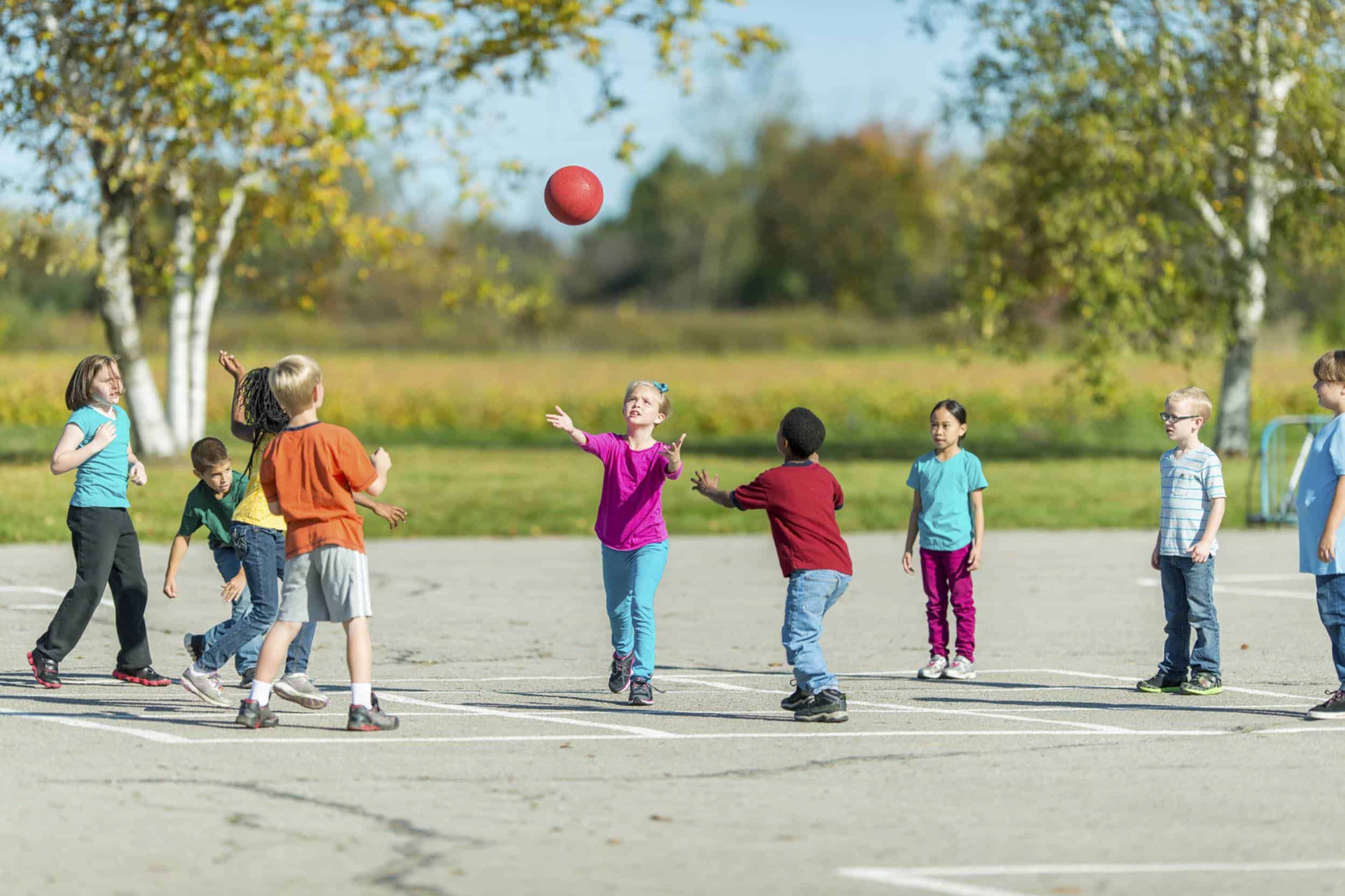 Новая игра в мяч. Игры с мячом для детей. Дети улицы. Дети играют в мяч. Двигательная активность детей.