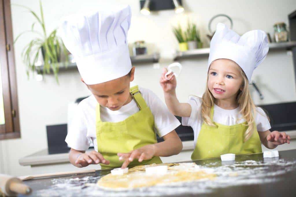 enfants qui cuisinent