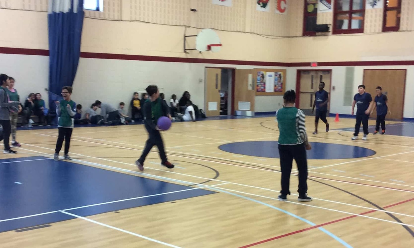 Services de garde scolaire une ligue de ballon chasseur pour