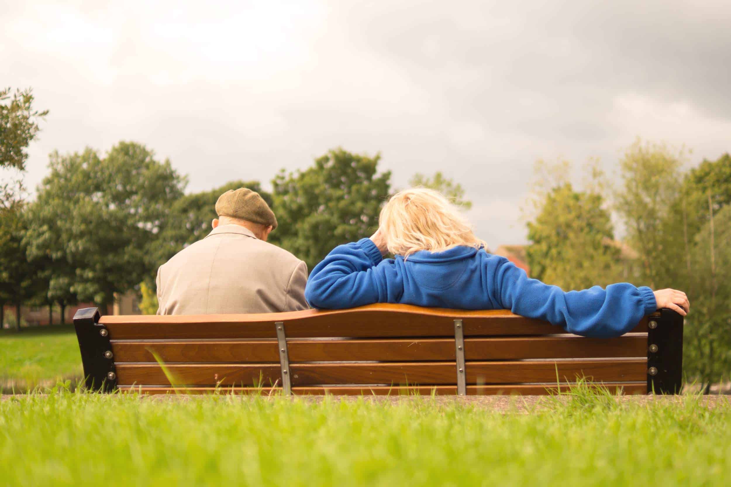 Couple âgé sur un banc de parc