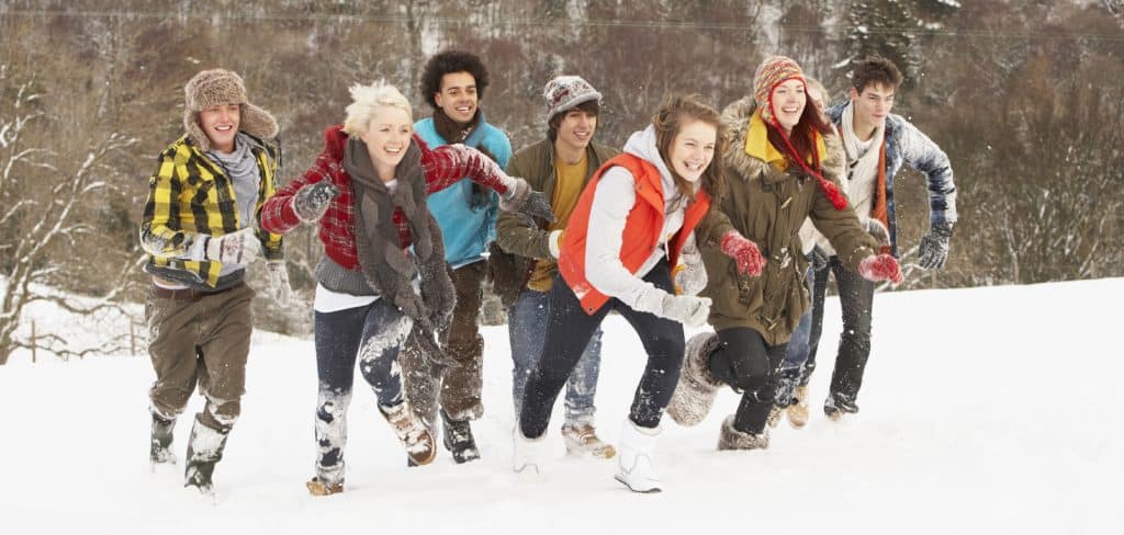 adolescents dehors en hiver