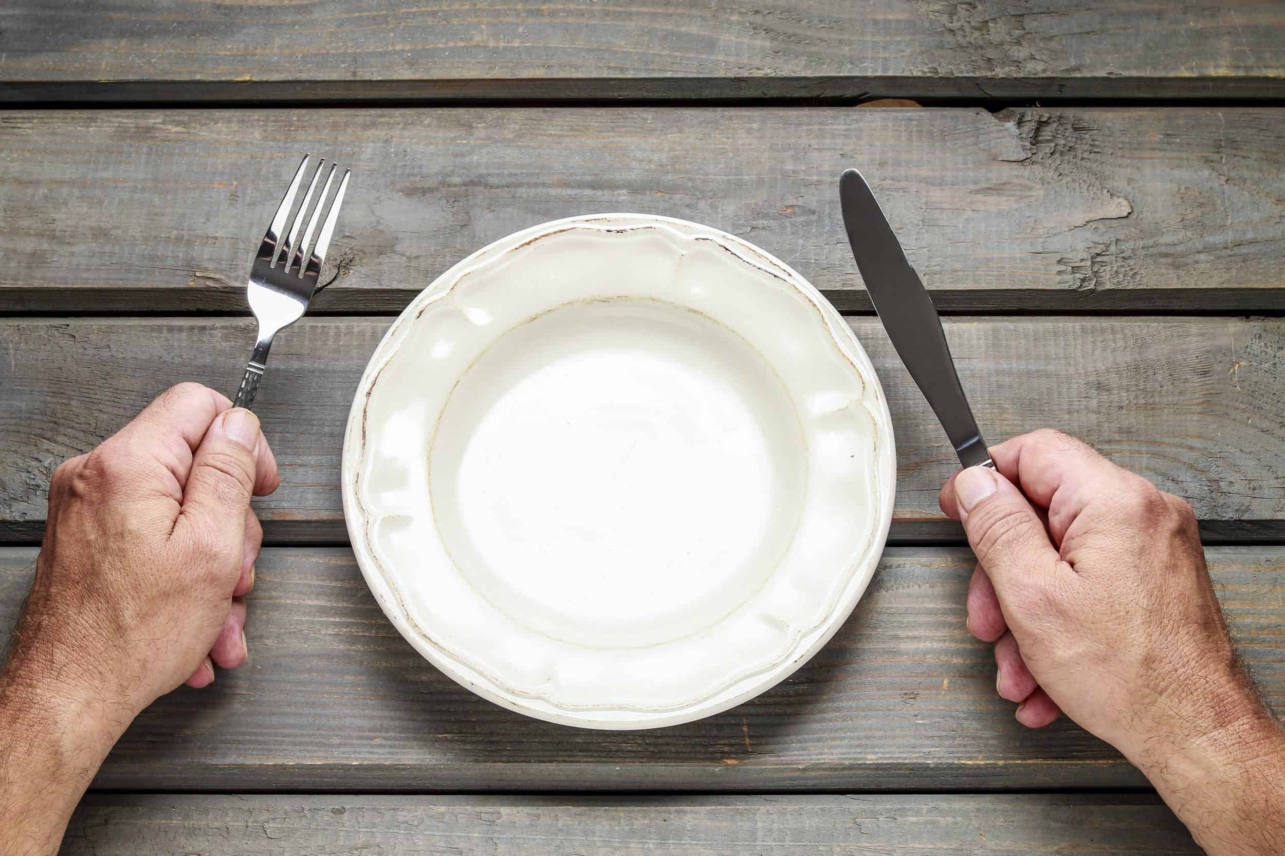 Лишняя тарелка на столе. Пустая тарелка. Пустая тарелка на столе. Пустая тарелка вид сверху. Тарелка пустая для овощей.