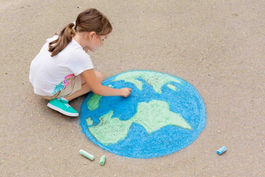 enfant dessine la planete Terre